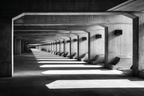 Minimalistische Architektur Korridor Konkrete Säulen Licht Schatten | Schwarz Weiss | Farbenwelten