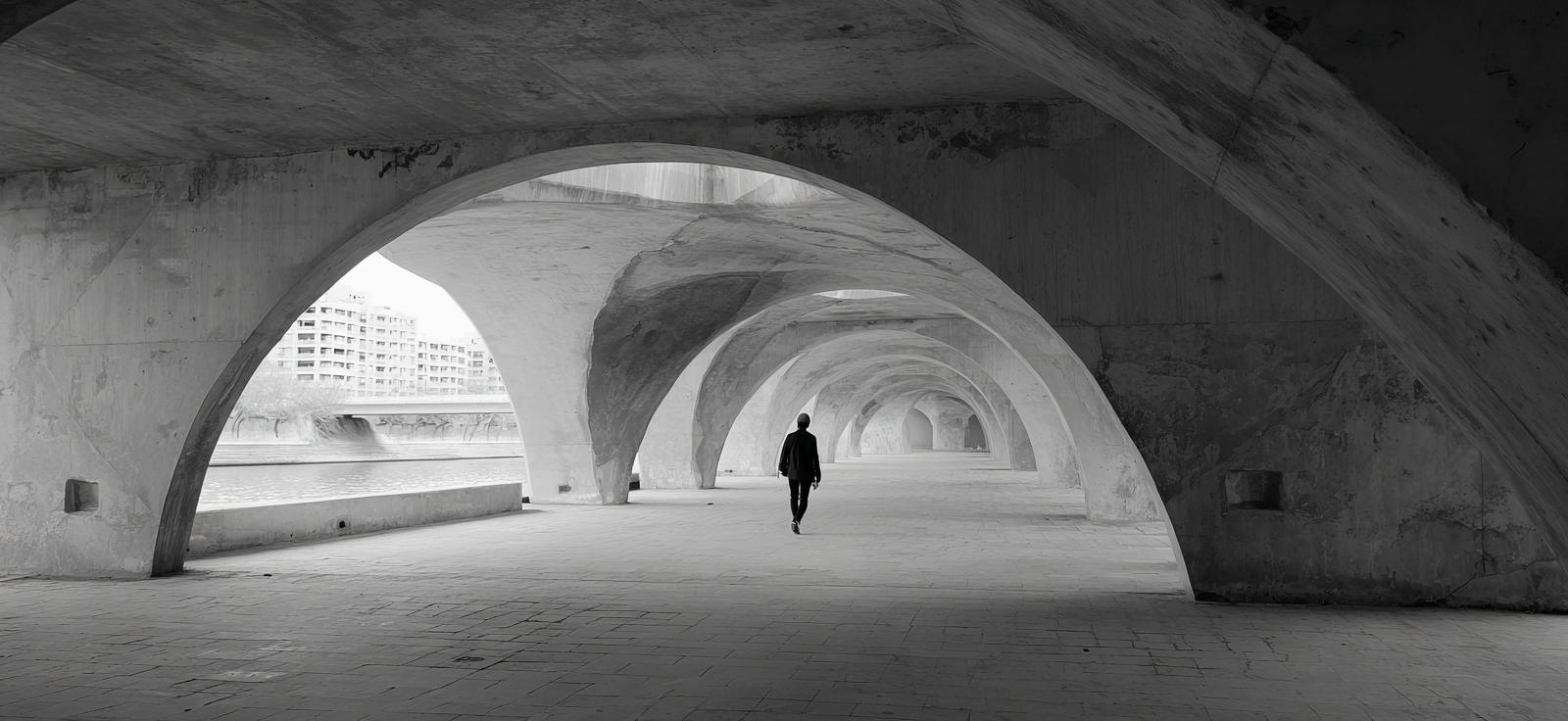 Monochromatische Bogen Tunnel Architektur Urban Minimalismus | Schwarz Weiss | Farbenwelten