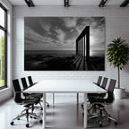 Schwarze Und Weisse Fotografie Von Säule Mit Himmel Und Meer Hintergrund