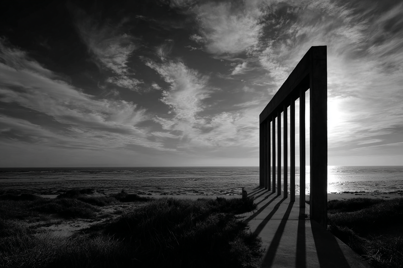 Schwarze Und Weisse Fotografie Von Säule Mit Himmel Und Meer Hintergrund | Schwarz Weiss | Farbenwelten