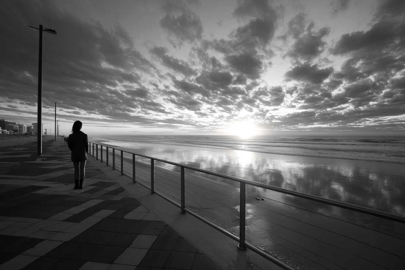 Strandpromenade Person Im Sonnenuntergang Schwarz Und Weiss | Schwarz Weiss | Farbenwelten