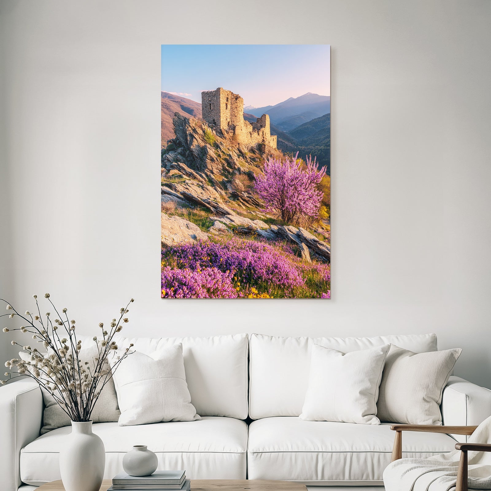 Antike Stein Ruine Umgeben Von Lila Blumen Und Blühendem Baum Im Hintergrund Berge