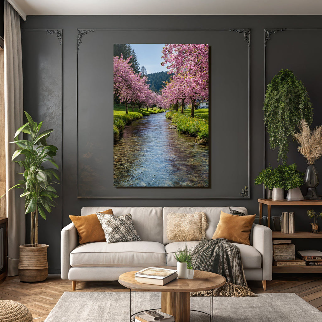 Friedliche Landschaft Clear Stream Blühende Bäume Blaür Himmel Spring