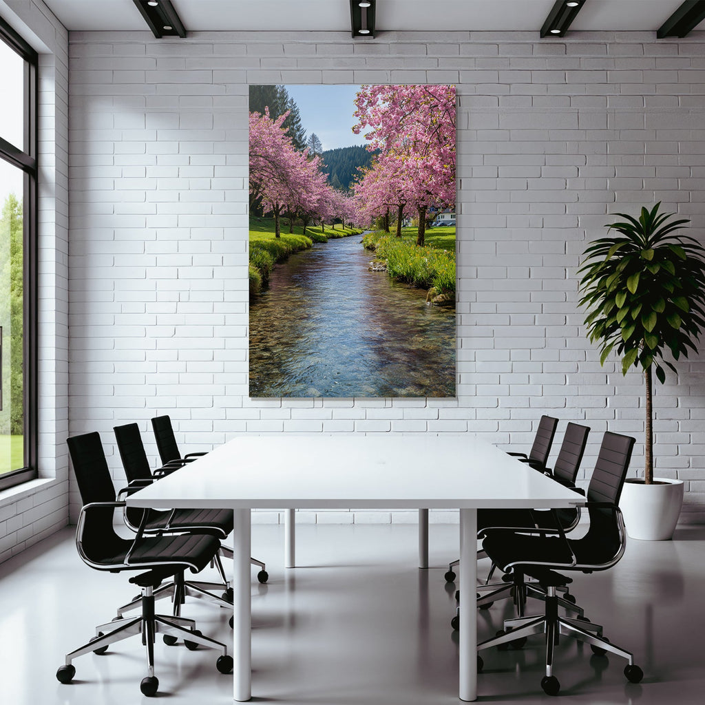 Friedliche Landschaft Clear Stream Blühende Bäume Blaür Himmel Spring