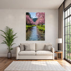 Friedliche Landschaft Clear Stream Blühende Bäume Blaür Himmel Spring