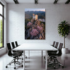Ruinierter Turm Auf Felsen Umgeben Von Bluhenden Rosa Baumern Mit Dorfdurchblick