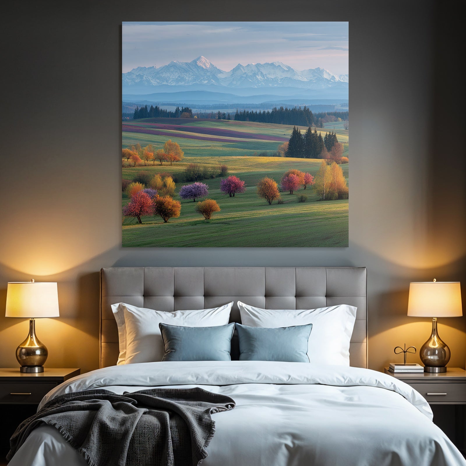 Schöne Landschaft Mit Hügeln Bunten Feldern Und Schneebedeckten Bergen
