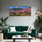 Blühende Florale Landschaft Mit Hügeln Und Blaudem Himmel