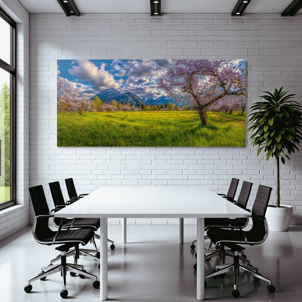 Bluhende Kirschbaume Mit Gelben Blumen Im Fruhling Mountains Hintergrund