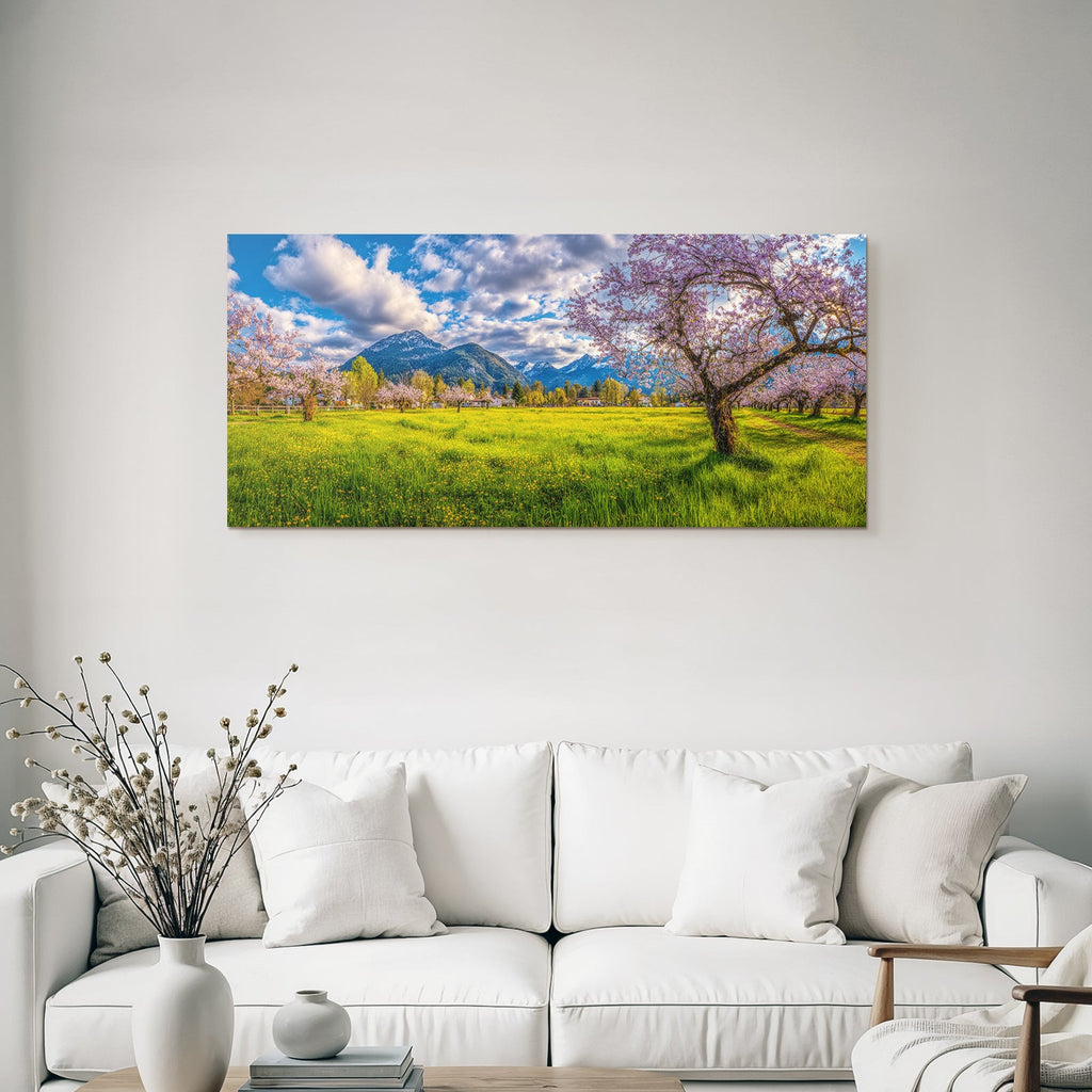 Bluhende Kirschbaume Mit Gelben Blumen Im Fruhling Mountains Hintergrund