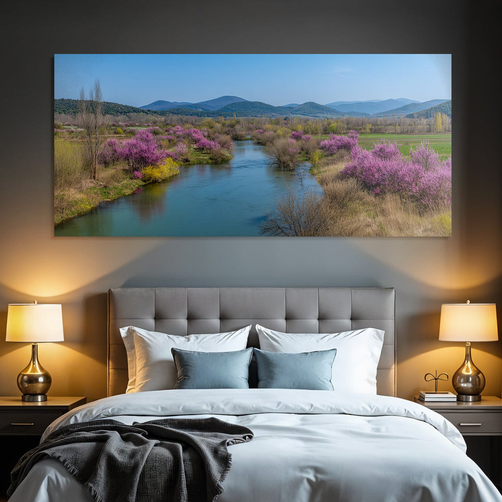Flusslandschaft Lila Baumblütene Grünen Hügel Klarehimmeledag