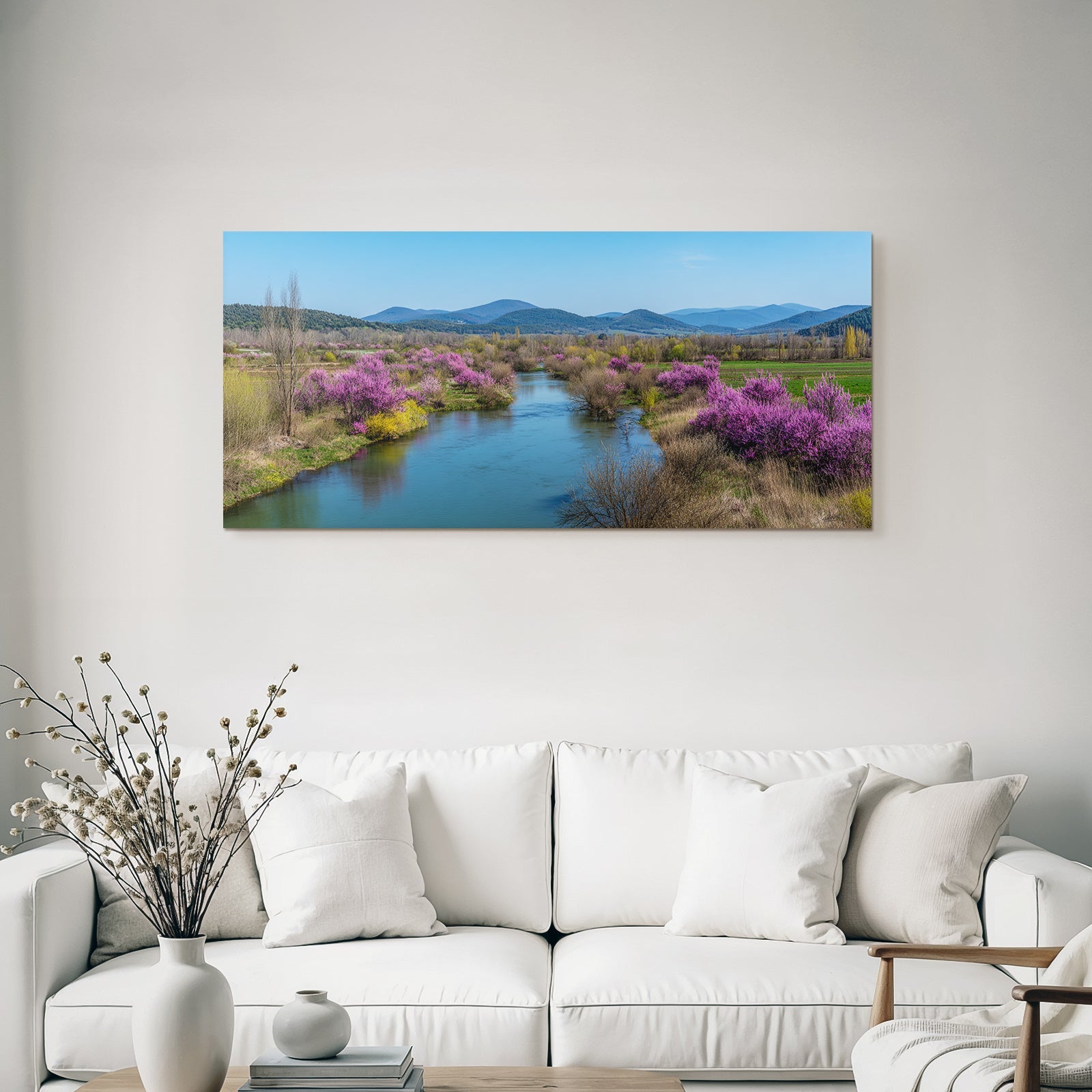 Flusslandschaft Lila Baumblütene Grünen Hügel Klarehimmeledag