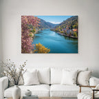 Flusslandschaft Mit Blühenden Bäumen Häusern Und Booten