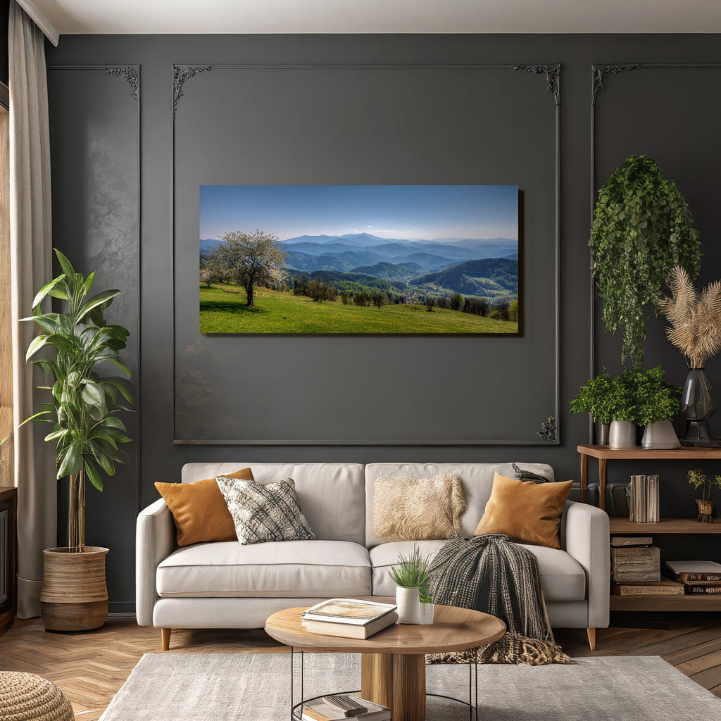 Idyllische Landschaft Mit Blühendem Baum Und Berge