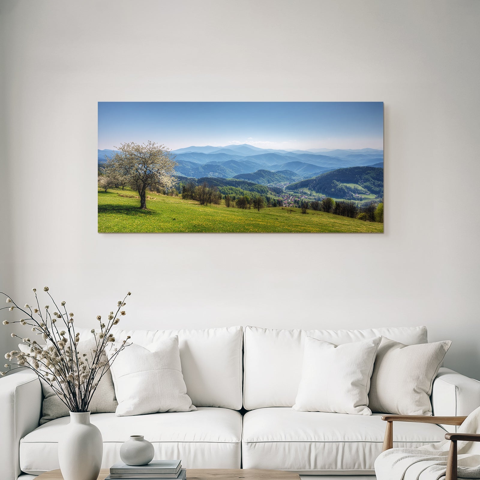 Idyllische Landschaft Mit Blühendem Baum Und Berge