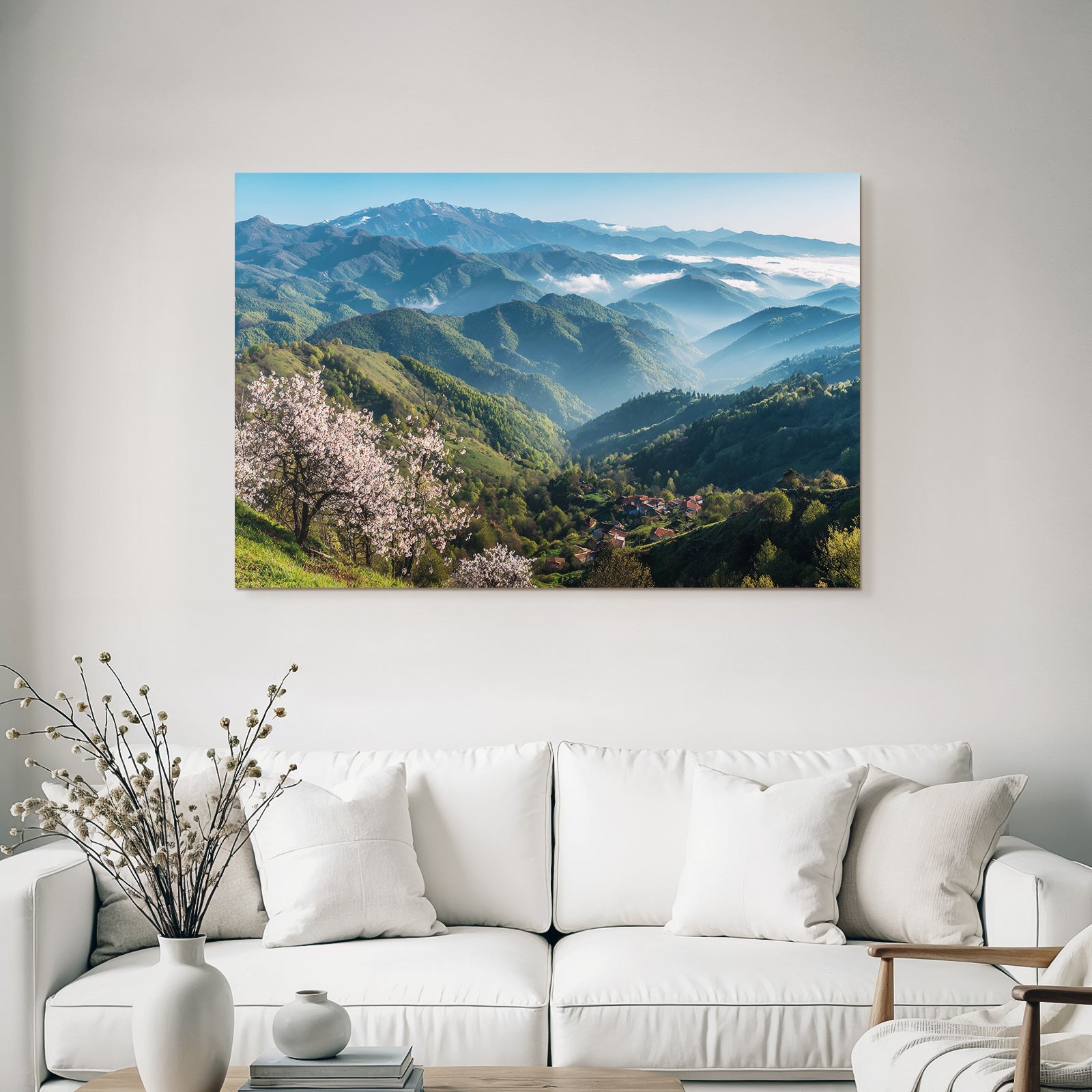 Idyllische Landschaft Mit Wässerspringen Blumenbaum Dorf Im Nebel