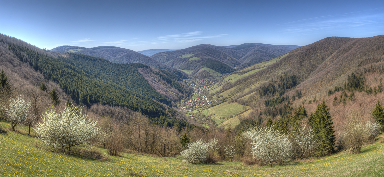 Lush Grüne Valley With Colorful Village And Clear Blü Sky | Fruehling | Jahreszeiten