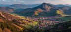 Malerische Landschaft Rolling Hills Mountains Und Bluhende Bäume Dorf Frühling | Fruehling | Jahreszeiten