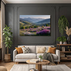 Wunderschöne Landschaft Mit Hügeln Und Blumen Im Vordergrund