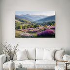 Wunderschöne Landschaft Mit Hügeln Und Blumen Im Vordergrund