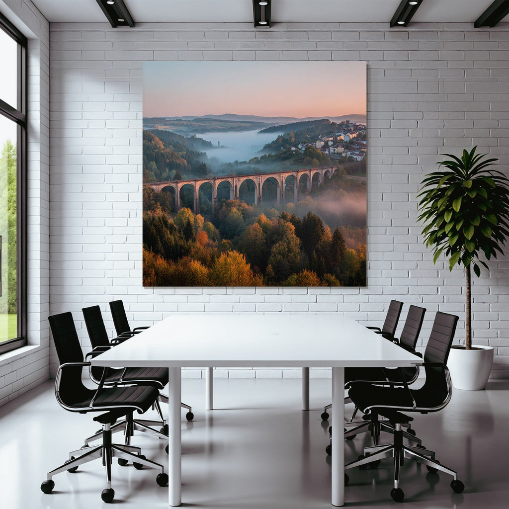 Viadukt Im Morgengraün Mit Nebel Und Grüner Landschaft
