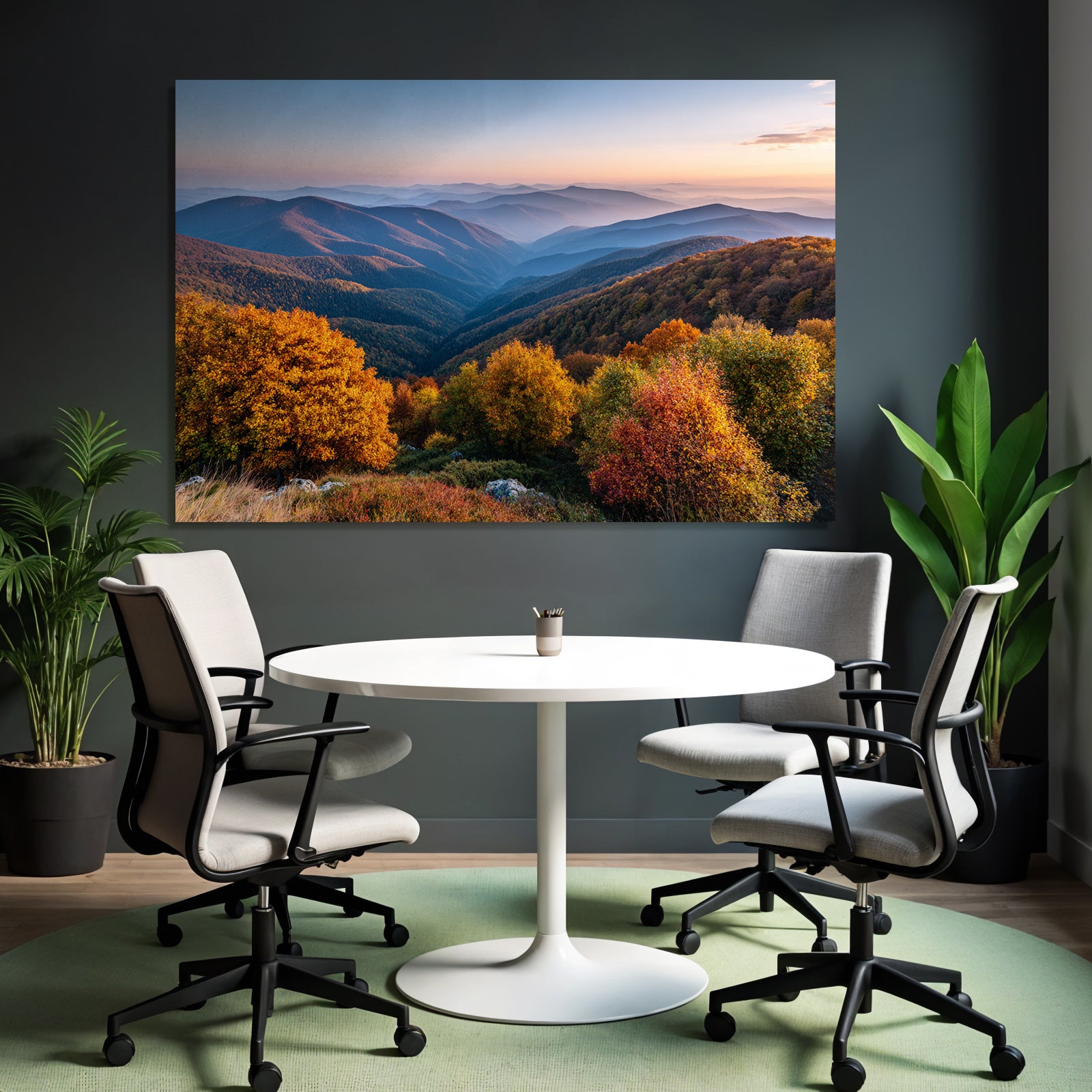 Landschaft Mit Bergkulisse Orange Und Gelbe Bäume Sonnenaufgang Oder Sonnenuntergang
