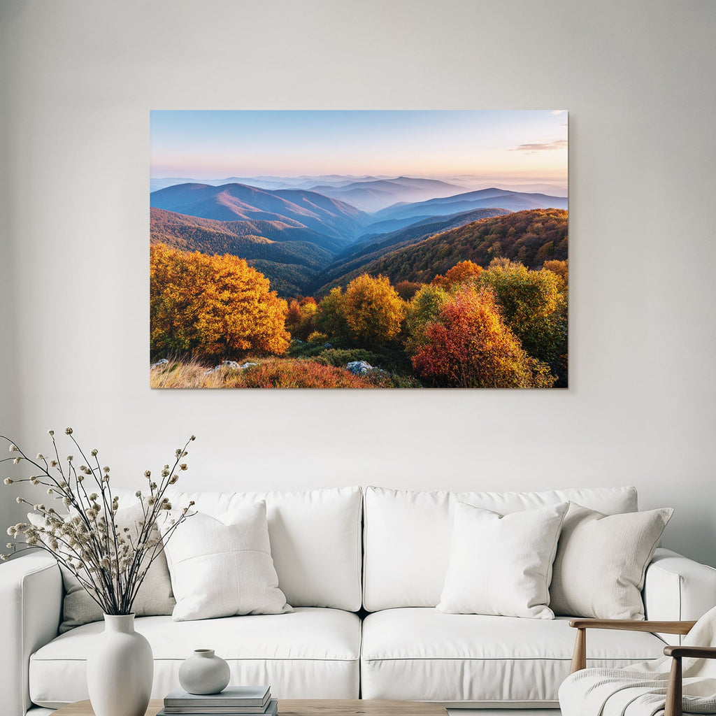 Landschaft Mit Bergkulisse Orange Und Gelbe Bäume Sonnenaufgang Oder Sonnenuntergang