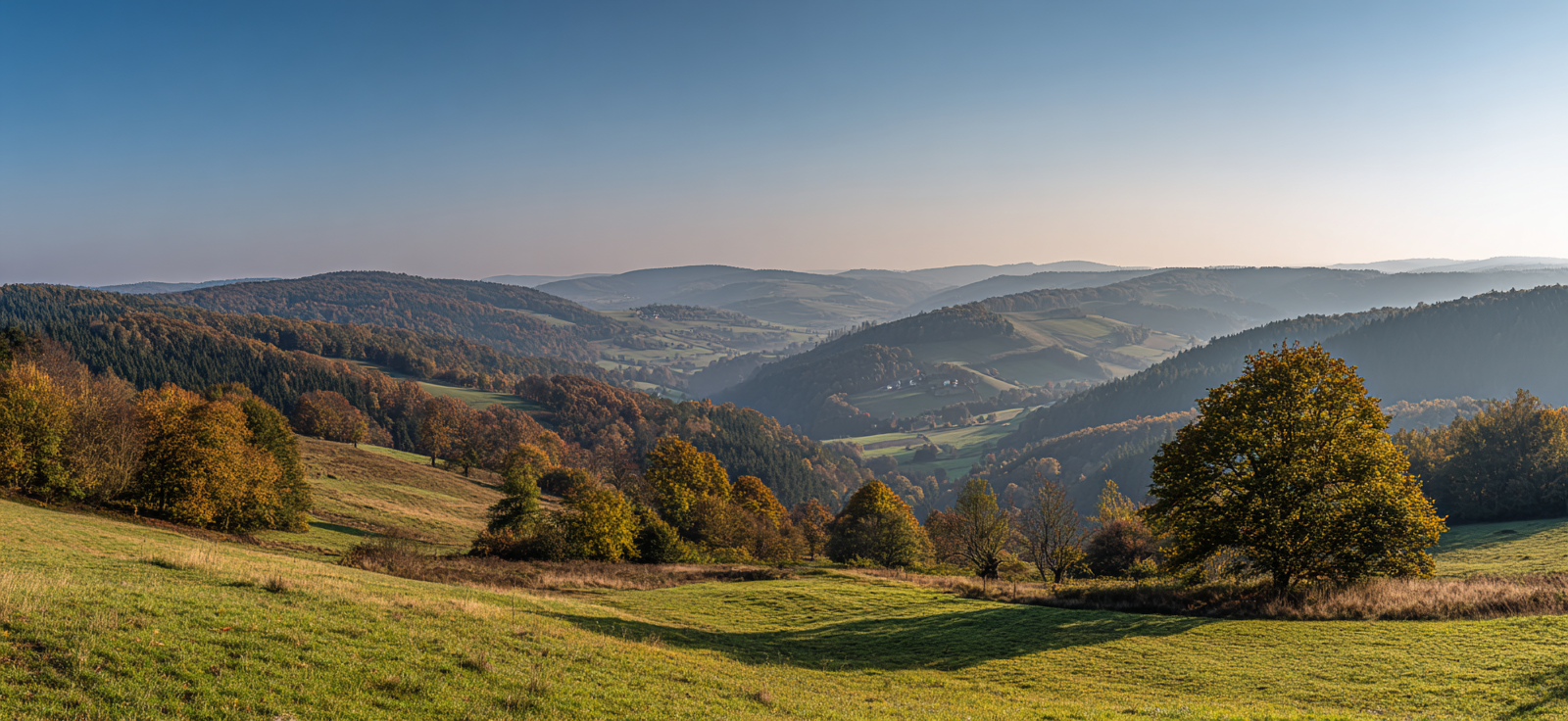 Liche Landschaft Mit Hügeln Und Blaüm Himmel | Herbst | Jahreszeiten