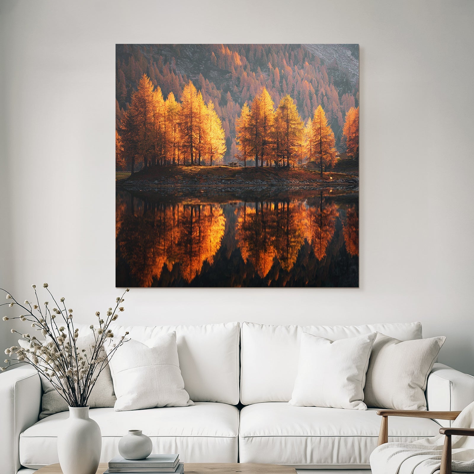 Ruhige Landschaft Herbstbaumspiegelung Mit Bergen