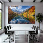 Herbstlandschaft Am See Mit Bunten Bäumen Und Bergen