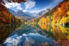 Herbstlandschaft Am See Mit Bunten Bäumen Und Bergen | Indian Summer | Jahreszeiten