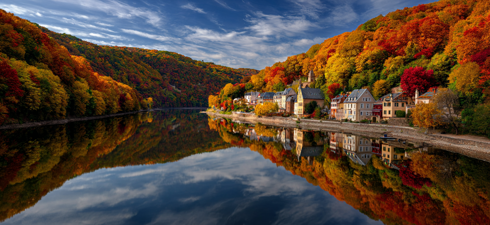 Herbstlandschaft Mit Farbenfrohem Laub Reflexion Im Wasser | Indian Summer | Jahreszeiten