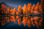 Herbstlandschaft Reflexion Im Wasser Mit Bergen | Indian Summer | Jahreszeiten