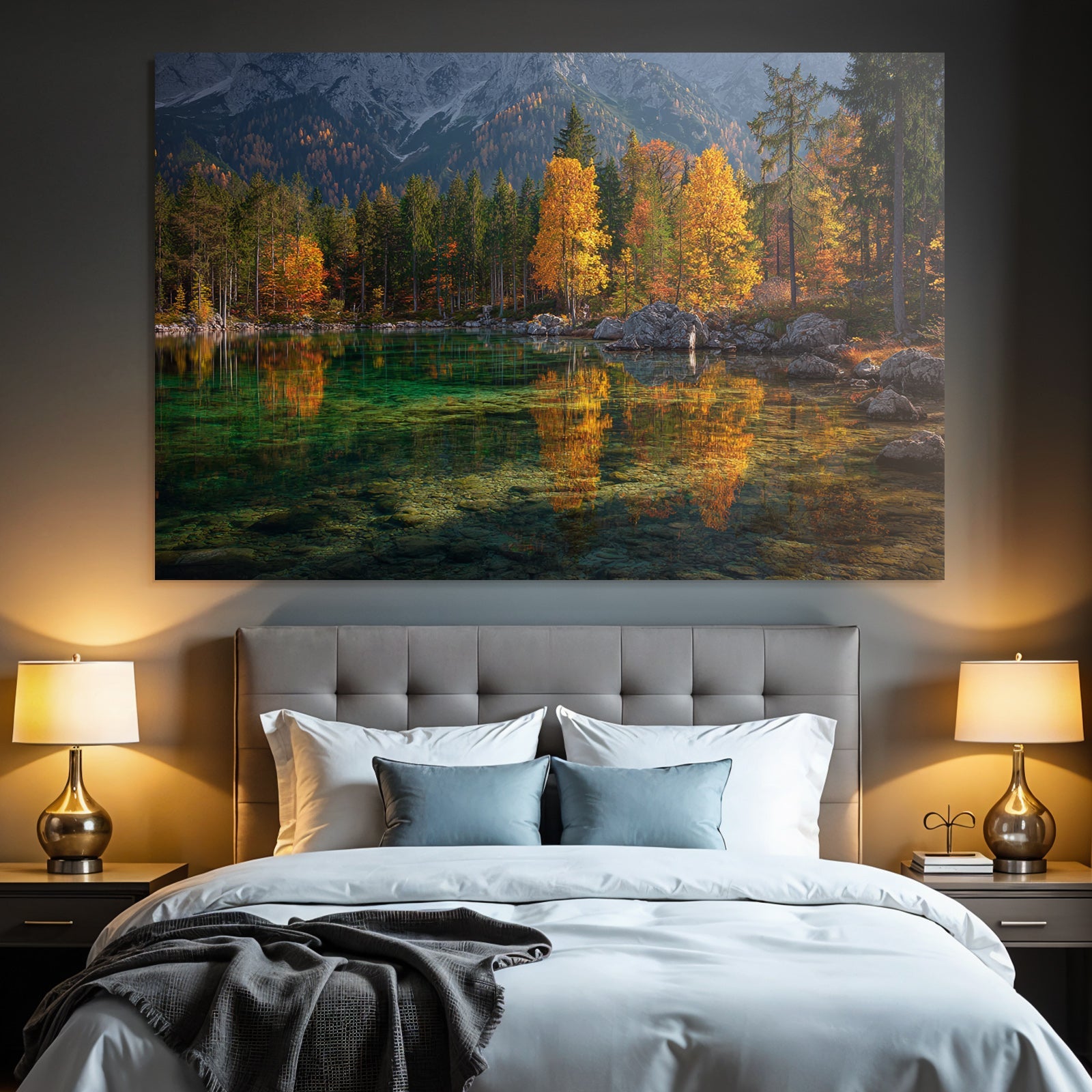 Herbstlandschaft Ruhiger Wasserspiegel Mit Bäumen Und Bergen