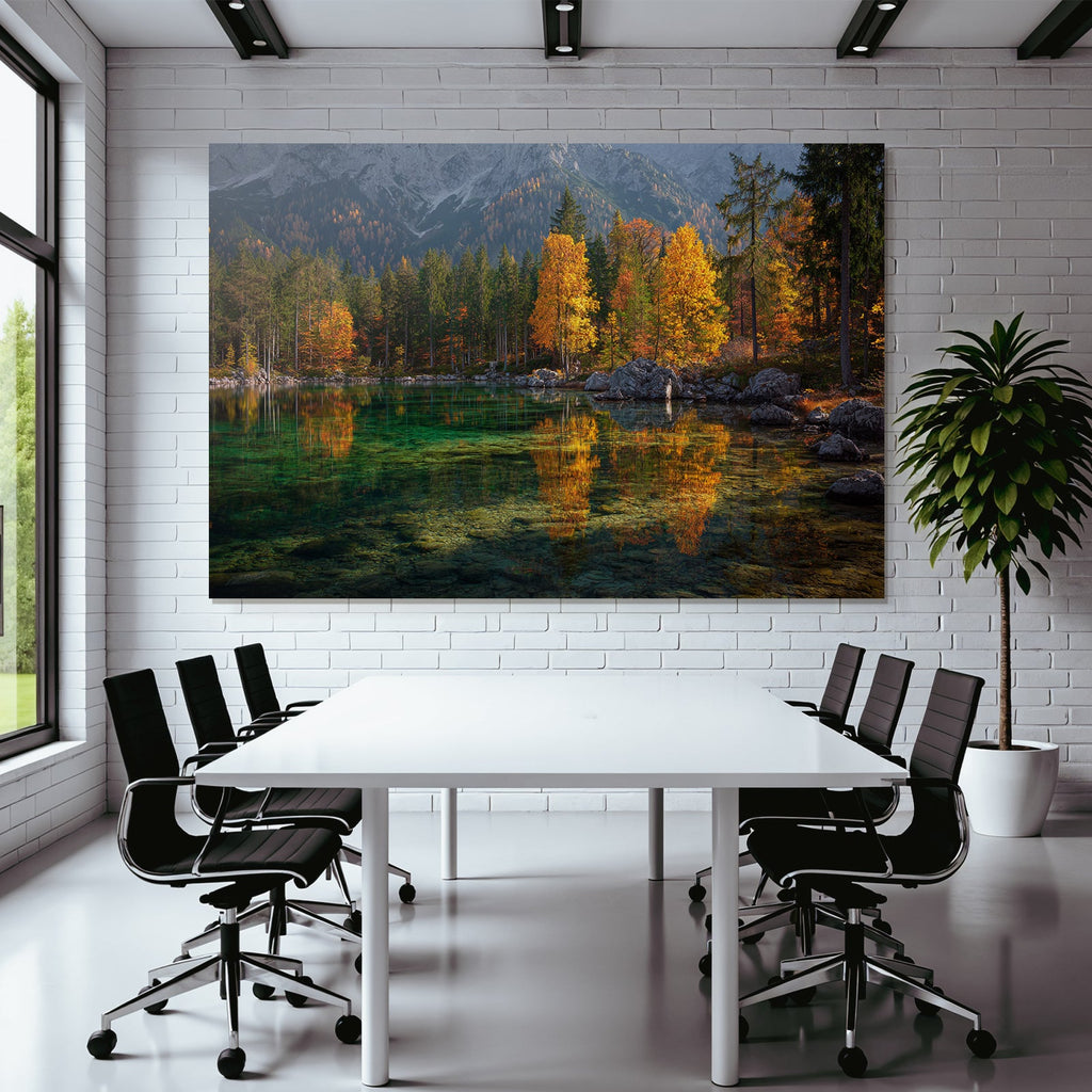 Herbstlandschaft Ruhiger Wasserspiegel Mit Bäumen Und Bergen