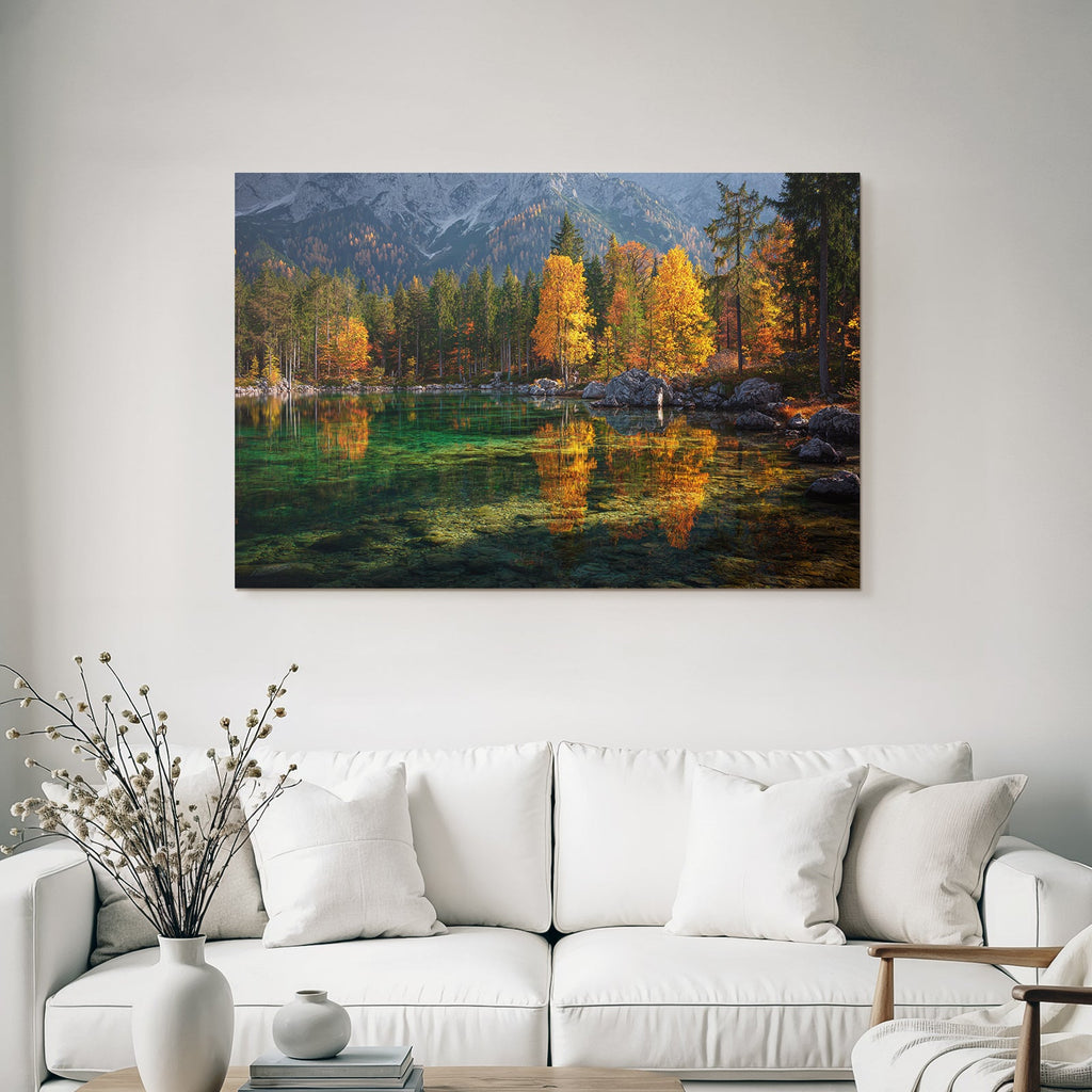 Herbstlandschaft Ruhiger Wasserspiegel Mit Bäumen Und Bergen