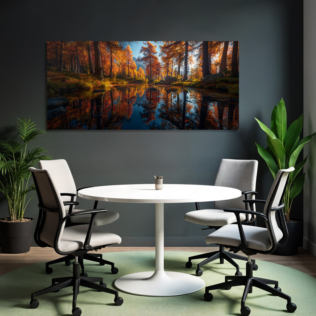 Herbstliche Landschaft Mit Reflektierenden Baumwipfeln Und Bergen
