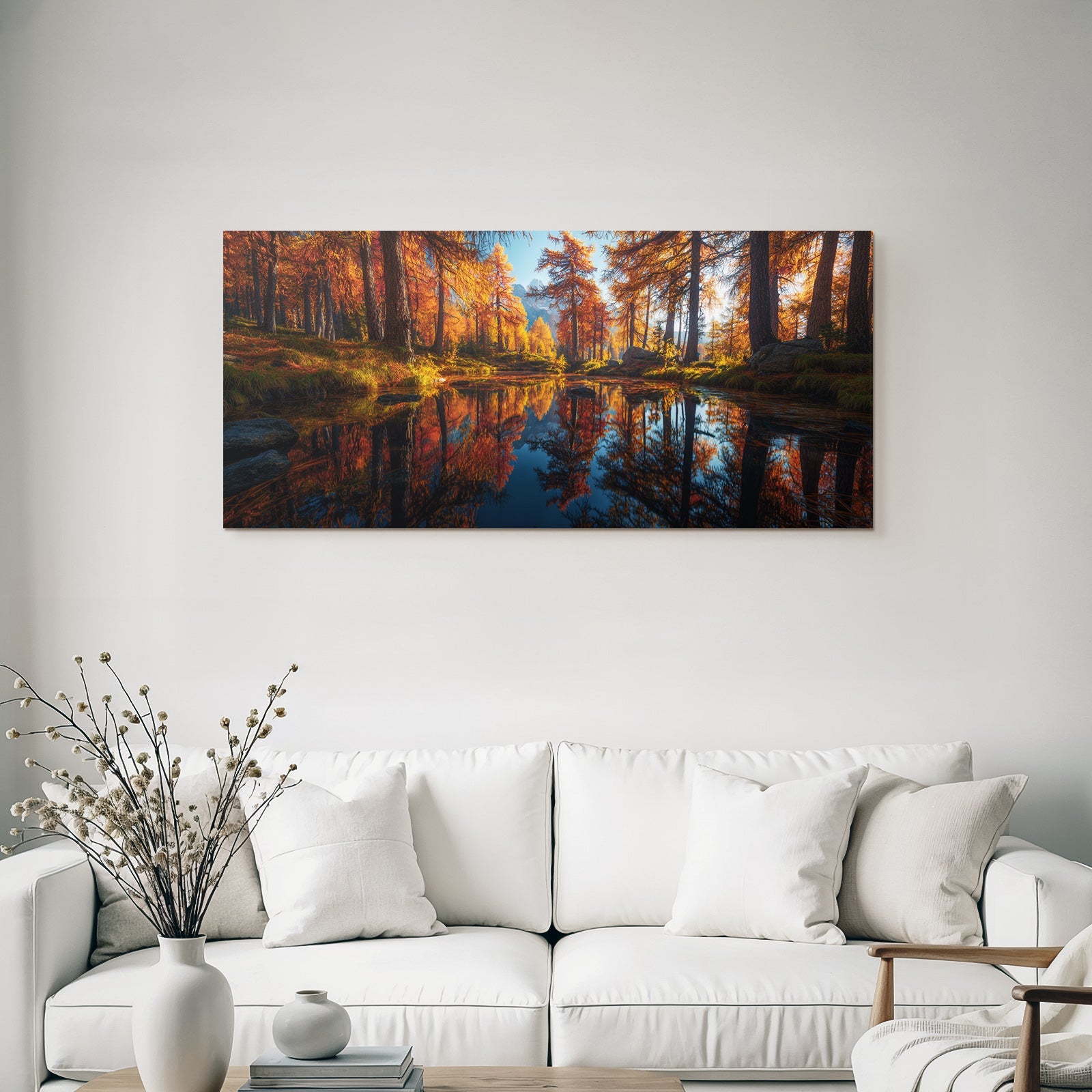 Herbstliche Landschaft Mit Reflektierenden Baumwipfeln Und Bergen