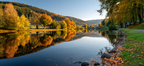 Herbstliche Riverside Szenen Mit Reflektierendem Wasser Und Bäumen | Indian Summer | Jahreszeiten