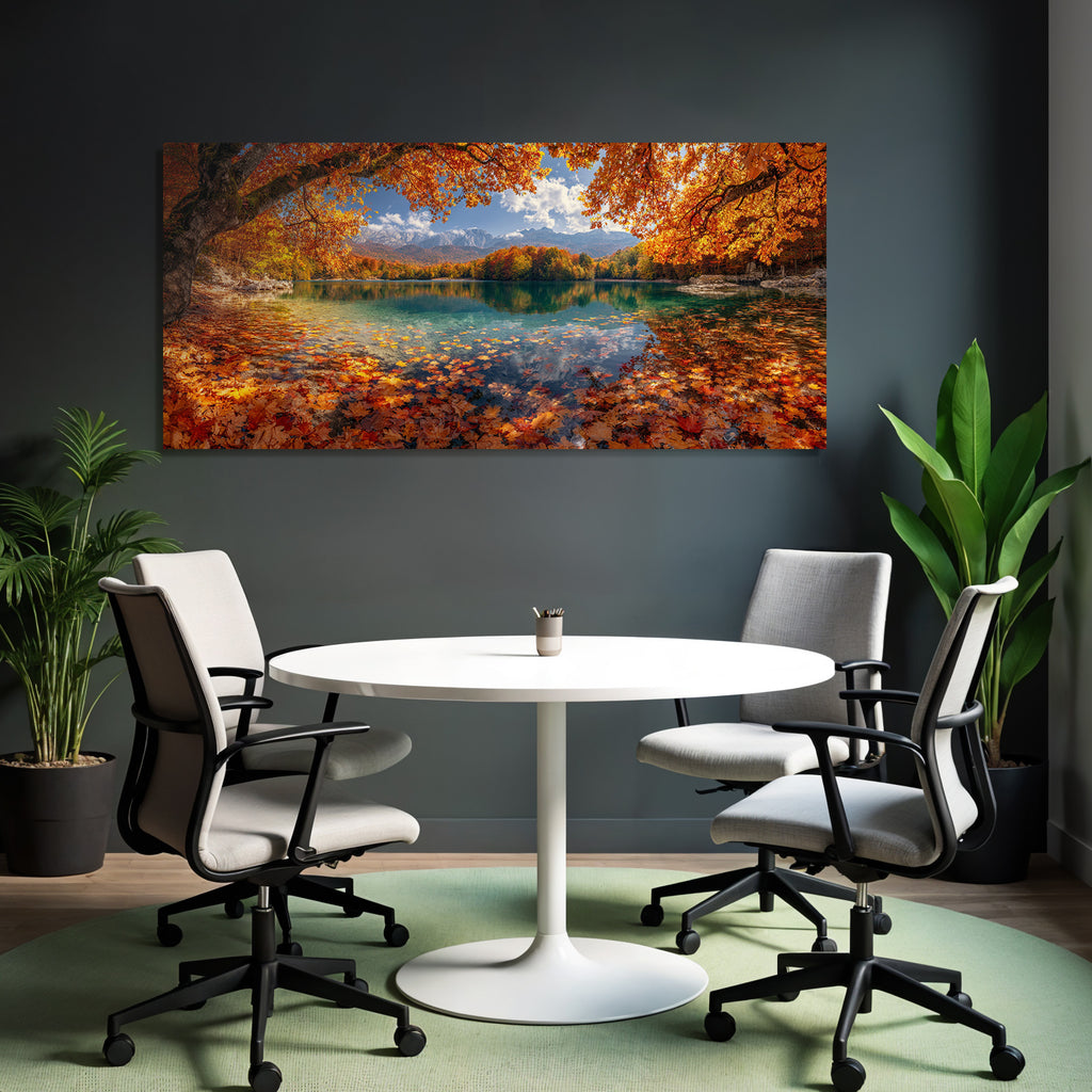 Herbstlicher See Mit Bunten Bäumen Und Gebirgen