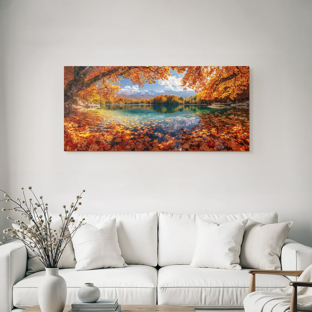 Herbstlicher See Mit Bunten Bäumen Und Gebirgen