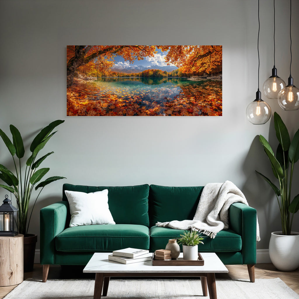 Herbstlicher See Mit Bunten Bäumen Und Gebirgen