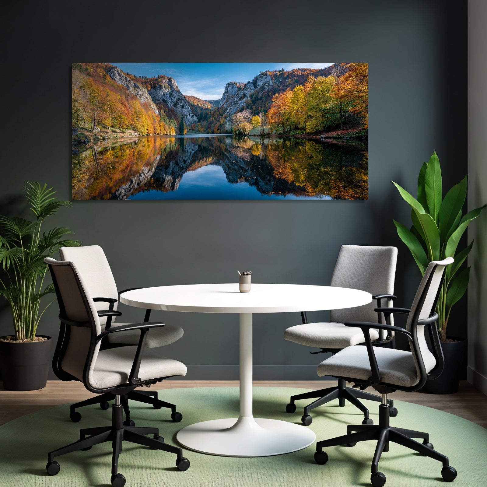Ruhige Landschaft Herbstsee Umgeben Von Bergen Und Bäumen