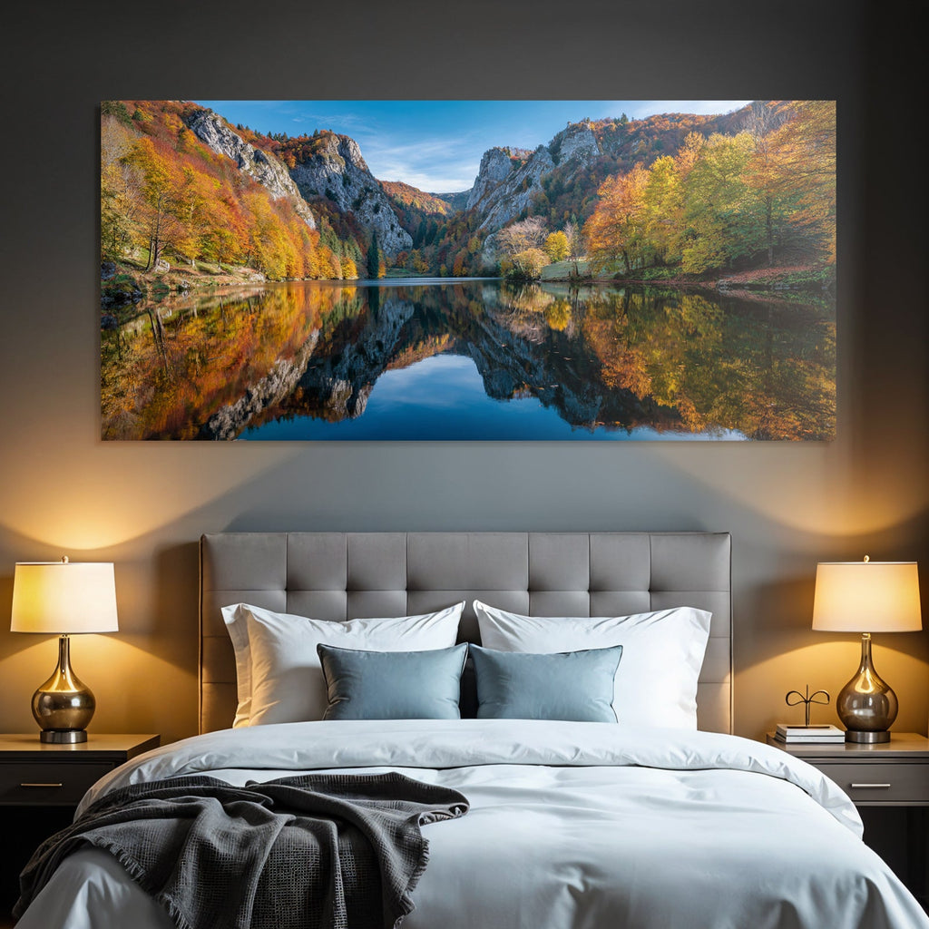Ruhige Landschaft Herbstsee Umgeben Von Bergen Und Bäumen