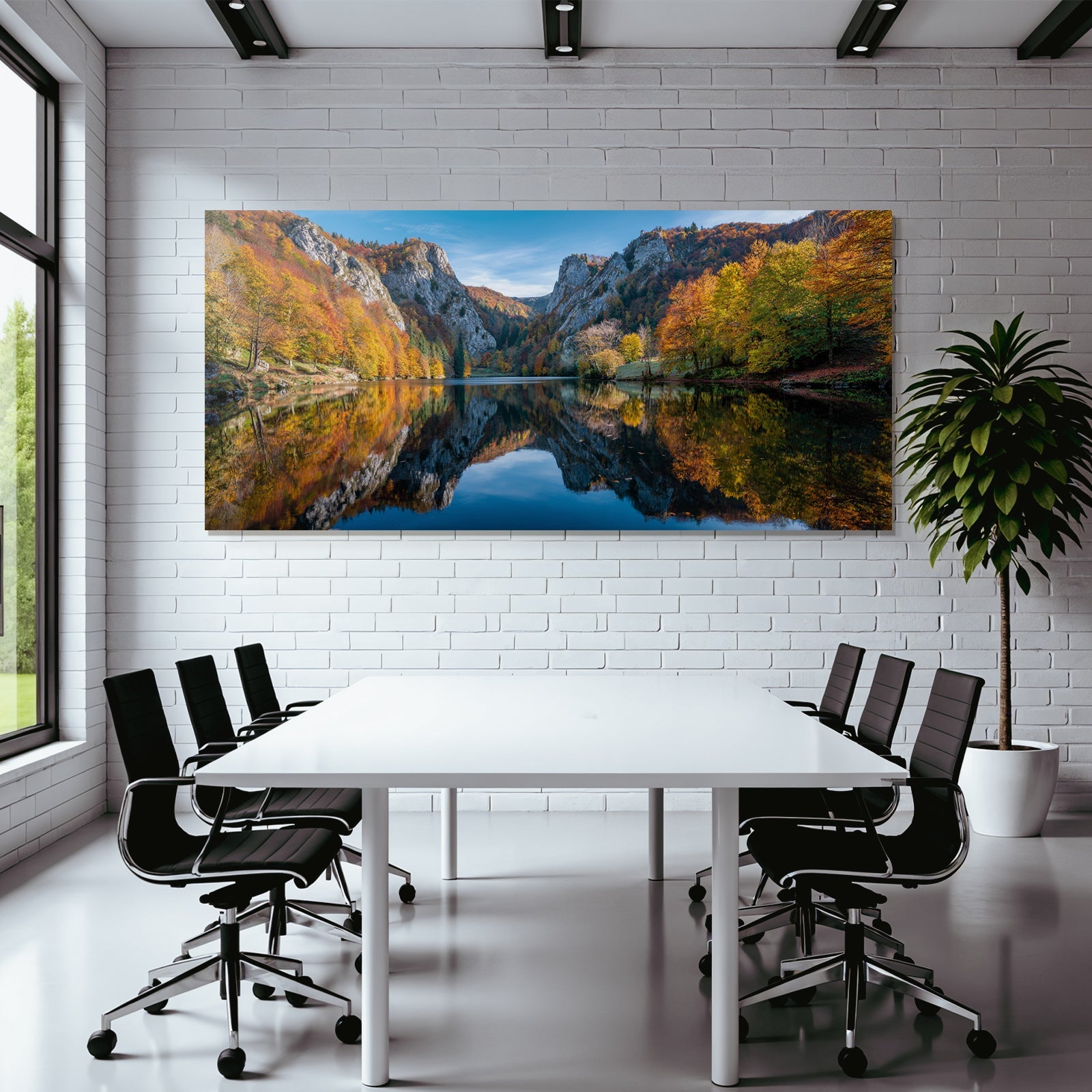Ruhige Landschaft Herbstsee Umgeben Von Bergen Und Bäumen