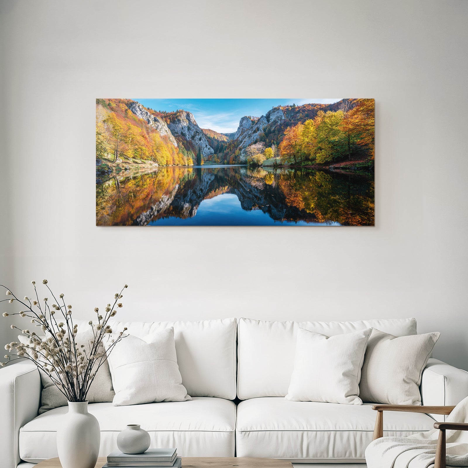 Ruhige Landschaft Herbstsee Umgeben Von Bergen Und Bäumen