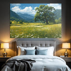 Malerische Landschaft Rolling Hills Blaür Himmel Wildblumen Berge Baum Wiese