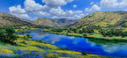Vibrante Landschaft Mit Fluss Hügel Und Wildblumen | Sommer | Jahreszeiten