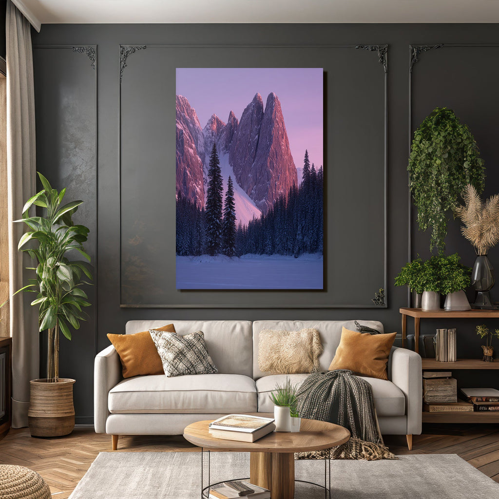Ruhevolle Landschaft Mit Verschneiten Bergen Und Tannenbaum