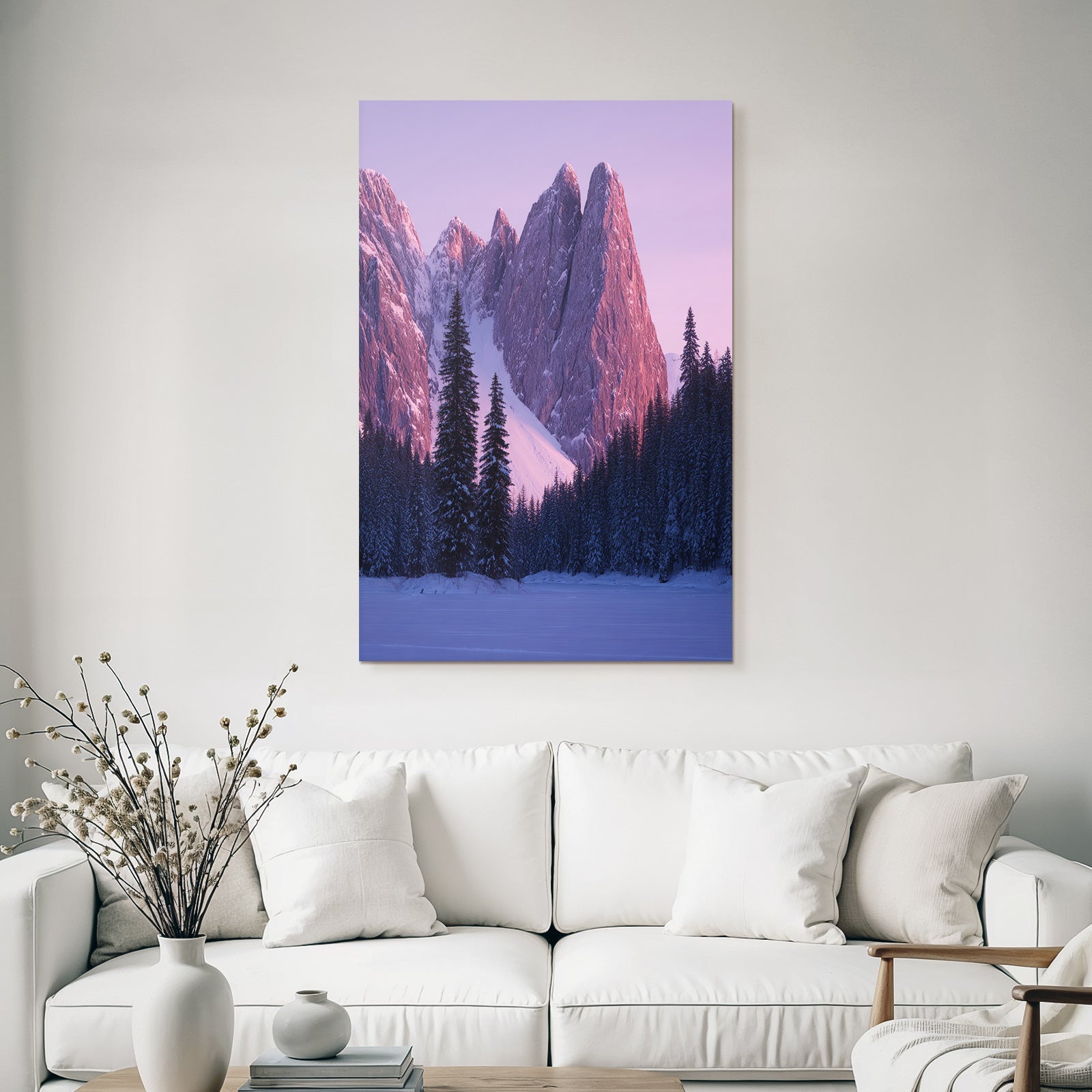 Ruhevolle Landschaft Mit Verschneiten Bergen Und Tannenbaum